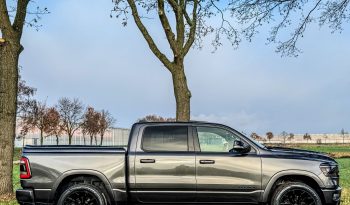 DODGE RAM 1500 5.7L HEMI V8 4X4 401PK * LARAMIE * SPORT * BLACK-OPPS * CRANITE CRYSTAL METALLIC * BOM VOL OPTIES * 22 INCH FUEL * 200 LITER LPG PRINS * PPF SMOKE VERLICHTING * 3500 KG TREKGEWICHT TREKHAAK * vol