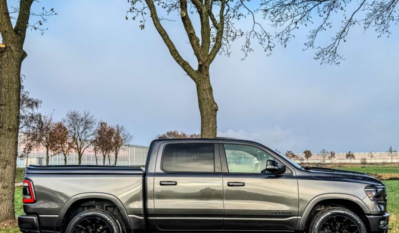 DODGE RAM 1500 5.7L HEMI V8 4X4 401PK * LARAMIE * SPORT * BLACK-OPPS * CRANITE CRYSTAL METALLIC * BOM VOL OPTIES * 22 INCH FUEL * 200 LITER LPG PRINS * PPF SMOKE VERLICHTING * 3500 KG TREKGEWICHT TREKHAAK * vol