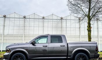 DODGE RAM 1500 5.7L HEMI 4X4 401PK V8 SPORT * FULL OPTION * PERFORMANCE HOOD * CUSTOM STRIPING * OPEN UITLAATSYSTEEM MET AFSTANDSB * AFSTAND START * 122 LITER LPG * CAMELEON VOORRAAM * TREKHAAK 3500 KG * LAGE BIJTELLING * vol