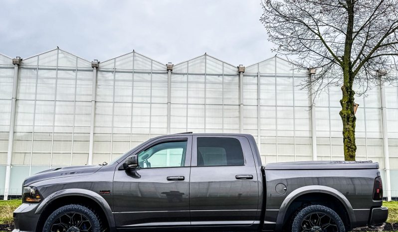 DODGE RAM 1500 5.7L HEMI 4X4 401PK V8 SPORT * FULL OPTION * PERFORMANCE HOOD * CUSTOM STRIPING * OPEN UITLAATSYSTEEM MET AFSTANDSB * AFSTAND START * 122 LITER LPG * CAMELEON VOORRAAM * TREKHAAK 3500 KG * LAGE BIJTELLING * vol
