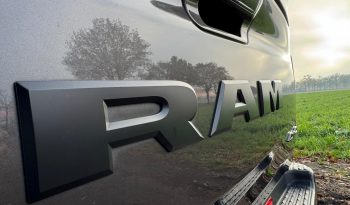 DODGE RAM 1500 5.7L HEMI V8 4X4 401PK * LARAMIE * SPORT * BLACK-OPPS * CRANITE CRYSTAL METALLIC * BOM VOL OPTIES * 22 INCH FUEL * 200 LITER LPG PRINS * PPF SMOKE VERLICHTING * 3500 KG TREKGEWICHT TREKHAAK * vol