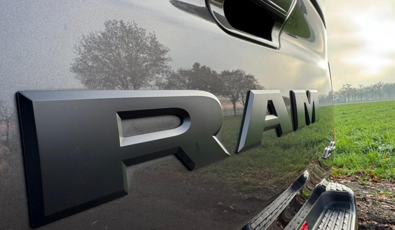 DODGE RAM 1500 5.7L HEMI V8 4X4 401PK * LARAMIE * SPORT * BLACK-OPPS * CRANITE CRYSTAL METALLIC * BOM VOL OPTIES * 22 INCH FUEL * 200 LITER LPG PRINS * PPF SMOKE VERLICHTING * 3500 KG TREKGEWICHT TREKHAAK * vol