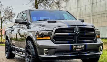 DODGE RAM 1500 5.7L HEMI 4X4 401PK V8 SPORT * FULL OPTION * PERFORMANCE HOOD * CUSTOM STRIPING * OPEN UITLAATSYSTEEM MET AFSTANDSB * AFSTAND START * 122 LITER LPG * CAMELEON VOORRAAM * TREKHAAK 3500 KG * LAGE BIJTELLING * vol