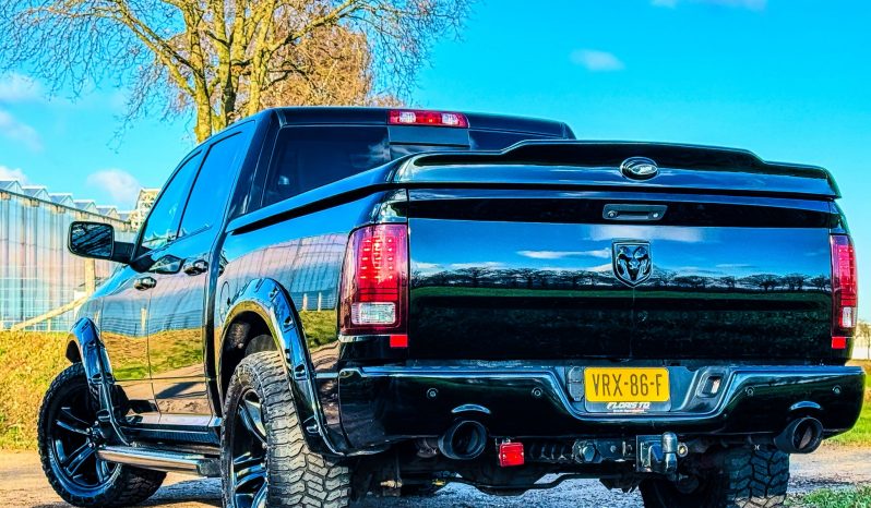 DODGE RAM 1500 5.7L HEMI V8 4X4 * SPORT * WIDE BODY * BLACK-OPPS * BOM VOL * 20 INCH LICHTMETALEN SPORTVELGEN * OFF ROAD BANDEN * CUSTOM CARBON F1 PERFORMANCE STUUR * CARVEN UITLAATSYSTEEM * SUPER DIK GELUID * PERFORMANCE REMMEN * vol