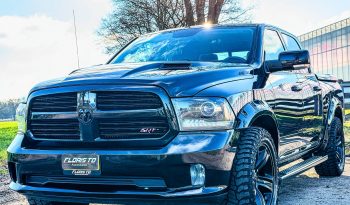 DODGE RAM 1500 5.7L HEMI V8 4X4 * SPORT * WIDE BODY * BLACK-OPPS * BOM VOL * 20 INCH LICHTMETALEN SPORTVELGEN * OFF ROAD BANDEN * CUSTOM CARBON F1 PERFORMANCE STUUR * CARVEN UITLAATSYSTEEM * SUPER DIK GELUID * PERFORMANCE REMMEN * vol