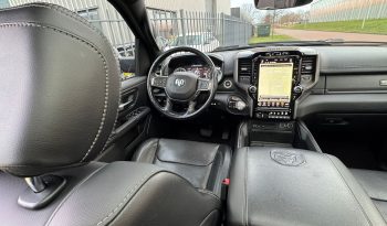 DODGE RAM 1500 5.7L HEMI 4X4 401PK V8 * SPORT * WIDE BODY * 22 INCH FUEL * MICKEY THOMPSON * TREINHOORN * ELEKTRISCHE TREEPLANKEN * CUSTOM CARBON STRIPING * MORIMOTO KOPLAMPEN *  B – E COMBINATIE * FIFTH WHEEL * GROOT SCHERM * KLEPPENDEMPER MET AFSTANDSBEDIENING * BOM VOL * vol