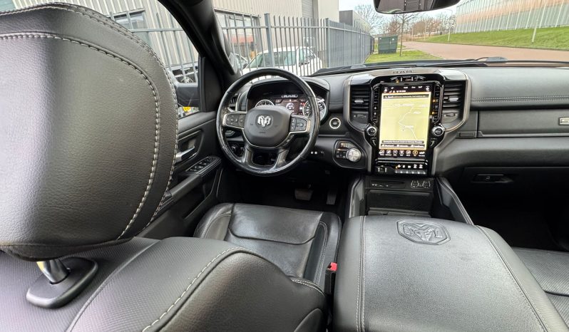 DODGE RAM 1500 5.7L HEMI 4X4 401PK V8 * SPORT * WIDE BODY * 22 INCH FUEL * MICKEY THOMPSON * TREINHOORN * ELEKTRISCHE TREEPLANKEN * CUSTOM CARBON STRIPING * MORIMOTO KOPLAMPEN *  B – E COMBINATIE * FIFTH WHEEL * GROOT SCHERM * KLEPPENDEMPER MET AFSTANDSBEDIENING * BOM VOL * vol