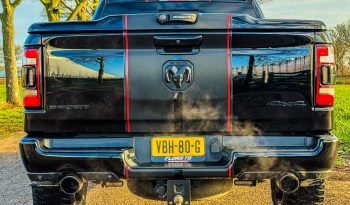 DODGE RAM 1500 5.7L HEMI 4X4 401PK V8 * SPORT * WIDE BODY * 22 INCH FUEL * MICKEY THOMPSON * TREINHOORN * ELEKTRISCHE TREEPLANKEN * CUSTOM CARBON STRIPING * MORIMOTO KOPLAMPEN *  B – E COMBINATIE * FIFTH WHEEL * GROOT SCHERM * KLEPPENDEMPER MET AFSTANDSBEDIENING * BOM VOL * vol