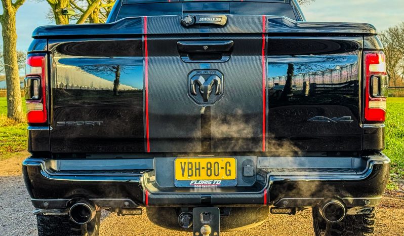 DODGE RAM 1500 5.7L HEMI 4X4 401PK V8 * SPORT * WIDE BODY * 22 INCH FUEL * MICKEY THOMPSON * TREINHOORN * ELEKTRISCHE TREEPLANKEN * CUSTOM CARBON STRIPING * MORIMOTO KOPLAMPEN *  B – E COMBINATIE * FIFTH WHEEL * GROOT SCHERM * KLEPPENDEMPER MET AFSTANDSBEDIENING * BOM VOL * vol