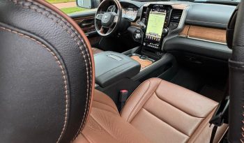 DODGE RAM 1500 5.7L HEMI V8 4X4 * LONGHORN EDITION * BOM VOL * UNIEK * PRACHTIGE CONDITIE * PATRIOT BLUE METALLIC * NIEUWSTAAT * 22 INCH 4-PLAY BREEDSET * SPLIT TAILGATE * ELEKTRISCHE TREEPLANKEN * AFSTAND START * LUCHTVERING * GROOT SCHERM * 360 CAMERA * vol