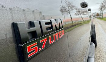 DODGE RAM 1500 5.7L HEMI 4X4 401PK V8 SPORT * FULL OPTION * PERFORMANCE HOOD * CUSTOM STRIPING * OPEN UITLAATSYSTEEM MET AFSTANDSB * AFSTAND START * 122 LITER LPG * CAMELEON VOORRAAM * TREKHAAK 3500 KG * LAGE BIJTELLING * vol