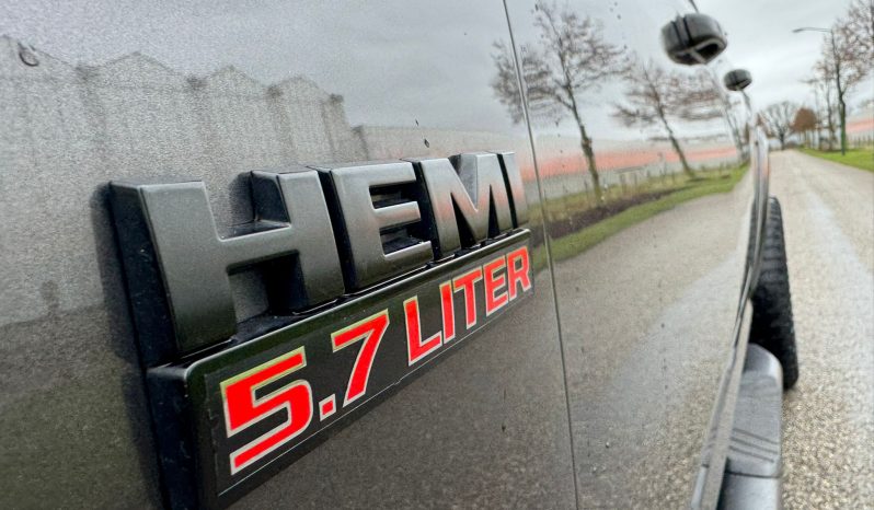 DODGE RAM 1500 5.7L HEMI 4X4 401PK V8 SPORT * FULL OPTION * PERFORMANCE HOOD * CUSTOM STRIPING * OPEN UITLAATSYSTEEM MET AFSTANDSB * AFSTAND START * 122 LITER LPG * CAMELEON VOORRAAM * TREKHAAK 3500 KG * LAGE BIJTELLING * vol