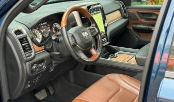 DODGE RAM 1500 5.7L HEMI V8 4X4 * LONGHORN EDITION * BOM VOL * UNIEK * PRACHTIGE CONDITIE * PATRIOT BLUE METALLIC * NIEUWSTAAT * 22 INCH 4-PLAY BREEDSET * SPLIT TAILGATE * ELEKTRISCHE TREEPLANKEN * AFSTAND START * LUCHTVERING * GROOT SCHERM * 360 CAMERA * vol