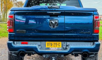 DODGE RAM 1500 5.7L HEMI V8 4X4 * LONGHORN EDITION * BOM VOL * UNIEK * PRACHTIGE CONDITIE * PATRIOT BLUE METALLIC * NIEUWSTAAT * 22 INCH 4-PLAY BREEDSET * SPLIT TAILGATE * ELEKTRISCHE TREEPLANKEN * AFSTAND START * LUCHTVERING * GROOT SCHERM * 360 CAMERA * vol