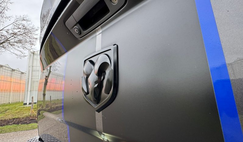 DODGE RAM 1500 5.7L HEMI 4X4 401PK V8 SPORT * FULL OPTION * PERFORMANCE HOOD * CUSTOM STRIPING * OPEN UITLAATSYSTEEM MET AFSTANDSB * AFSTAND START * 122 LITER LPG * CAMELEON VOORRAAM * TREKHAAK 3500 KG * LAGE BIJTELLING * vol