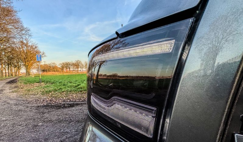 DODGE RAM 1500 5.7L V8 HEMI 4X4 401PK * SPORT * WIDE BODY * VERHOOGD * VERBREED * MORIMOTO KOPLAMPEN * CUSTOM UITLAATSYSTEEM * PPF SMOKE VERLICHTING * ROLBAR * LAGE BIJTELLING * LEDBAR * 22 INCH LICHTMETALEN SPORTVELGEN * ROLBAR * OFF ROAD BANDEN * vol