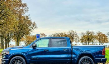 DODGE RAM 1500 5.7L HEMI V8 4X4 * LONGHORN EDITION * BOM VOL * UNIEK * PRACHTIGE CONDITIE * PATRIOT BLUE METALLIC * NIEUWSTAAT * 22 INCH 4-PLAY BREEDSET * SPLIT TAILGATE * ELEKTRISCHE TREEPLANKEN * AFSTAND START * LUCHTVERING * GROOT SCHERM * 360 CAMERA * vol