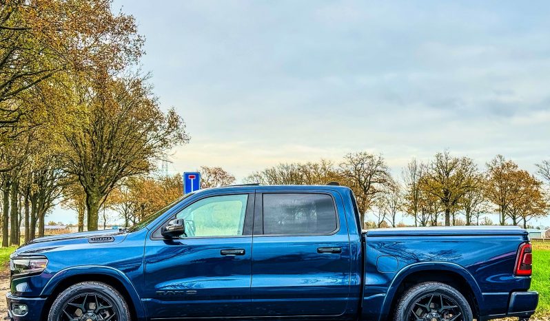 DODGE RAM 1500 5.7L HEMI V8 4X4 * LONGHORN EDITION * BOM VOL * UNIEK * PRACHTIGE CONDITIE * PATRIOT BLUE METALLIC * NIEUWSTAAT * 22 INCH 4-PLAY BREEDSET * SPLIT TAILGATE * ELEKTRISCHE TREEPLANKEN * AFSTAND START * LUCHTVERING * GROOT SCHERM * 360 CAMERA * vol