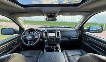 DODGE RAM 1500 5.7L HEMI V8 4X4 * SPORT * WIDE BODY * BLACK-OPPS * BOM VOL * 20 INCH LICHTMETALEN SPORTVELGEN * OFF ROAD BANDEN * CUSTOM CARBON F1 PERFORMANCE STUUR * CARVEN UITLAATSYSTEEM * SUPER DIK GELUID * PERFORMANCE REMMEN * vol