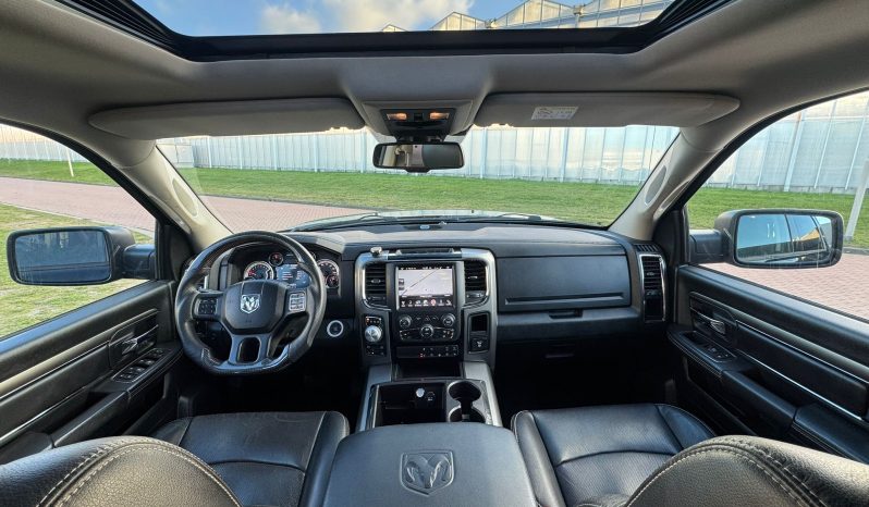 DODGE RAM 1500 5.7L HEMI V8 4X4 * SPORT * WIDE BODY * BLACK-OPPS * BOM VOL * 20 INCH LICHTMETALEN SPORTVELGEN * OFF ROAD BANDEN * CUSTOM CARBON F1 PERFORMANCE STUUR * CARVEN UITLAATSYSTEEM * SUPER DIK GELUID * PERFORMANCE REMMEN * vol