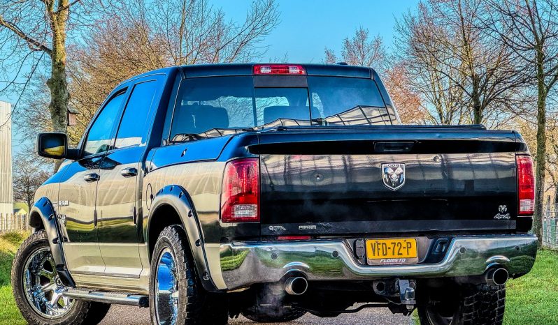DODGE RAM 1500 5.7L HEMI V8 400 PK 4X4 * LARAMIE * YOUNGTIMER * RAMBOXEN * INRUIL AANBIEDING * BREEDSET 20 INCH LICHTMETALEN SPORTVELGEN * BUSHWACKER SPATBORD VERBREDERS * vol