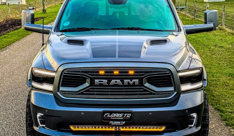 DODGE RAM 1500 5.7L V8 HEMI 4X4 401PK * SPORT * WIDE BODY * VERHOOGD * VERBREED * MORIMOTO KOPLAMPEN * CUSTOM UITLAATSYSTEEM * PPF SMOKE VERLICHTING * ROLBAR * LAGE BIJTELLING * LEDBAR * 22 INCH LICHTMETALEN SPORTVELGEN * ROLBAR * OFF ROAD BANDEN * vol