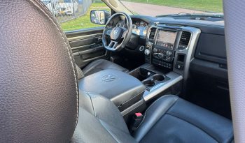 DODGE RAM 1500 5.7L HEMI V8 4X4 * SPORT * WIDE BODY * BLACK-OPPS * BOM VOL * 20 INCH LICHTMETALEN SPORTVELGEN * OFF ROAD BANDEN * CUSTOM CARBON F1 PERFORMANCE STUUR * CARVEN UITLAATSYSTEEM * SUPER DIK GELUID * PERFORMANCE REMMEN * vol