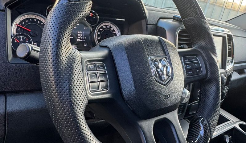 DODGE RAM 1500 5.7L HEMI V8 4X4 * SPORT * WIDE BODY * BLACK-OPPS * BOM VOL * 20 INCH LICHTMETALEN SPORTVELGEN * OFF ROAD BANDEN * CUSTOM CARBON F1 PERFORMANCE STUUR * CARVEN UITLAATSYSTEEM * SUPER DIK GELUID * PERFORMANCE REMMEN * vol