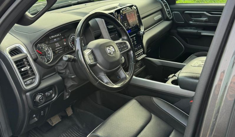 DODGE RAM 1500 5.7L HEMI V8 4X4 401PK * LARAMIE * SPORT * BLACK-OPPS * CRANITE CRYSTAL METALLIC * BOM VOL OPTIES * 22 INCH FUEL * 200 LITER LPG PRINS * PPF SMOKE VERLICHTING * 3500 KG TREKGEWICHT TREKHAAK * vol