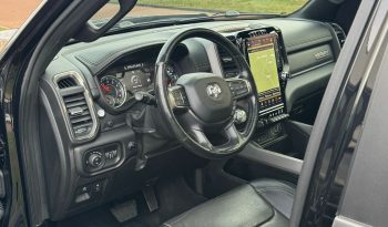 DODGE RAM 1500 5.7L HEMI 4X4 401PK V8 * SPORT * WIDE BODY * 22 INCH FUEL * MICKEY THOMPSON * TREINHOORN * ELEKTRISCHE TREEPLANKEN * CUSTOM CARBON STRIPING * MORIMOTO KOPLAMPEN *  B – E COMBINATIE * FIFTH WHEEL * GROOT SCHERM * KLEPPENDEMPER MET AFSTANDSBEDIENING * BOM VOL * vol