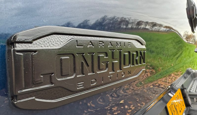 DODGE RAM 1500 5.7L HEMI V8 4X4 * LONGHORN EDITION * BOM VOL * UNIEK * PRACHTIGE CONDITIE * PATRIOT BLUE METALLIC * NIEUWSTAAT * 22 INCH 4-PLAY BREEDSET * SPLIT TAILGATE * ELEKTRISCHE TREEPLANKEN * AFSTAND START * LUCHTVERING * GROOT SCHERM * 360 CAMERA * vol