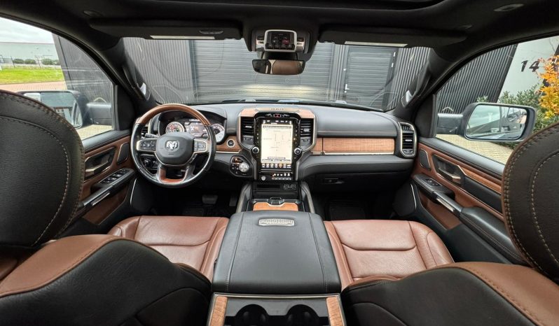 DODGE RAM 1500 5.7L HEMI V8 4X4 * LONGHORN EDITION * BOM VOL * UNIEK * PRACHTIGE CONDITIE * PATRIOT BLUE METALLIC * NIEUWSTAAT * 22 INCH 4-PLAY BREEDSET * SPLIT TAILGATE * ELEKTRISCHE TREEPLANKEN * AFSTAND START * LUCHTVERING * GROOT SCHERM * 360 CAMERA * vol