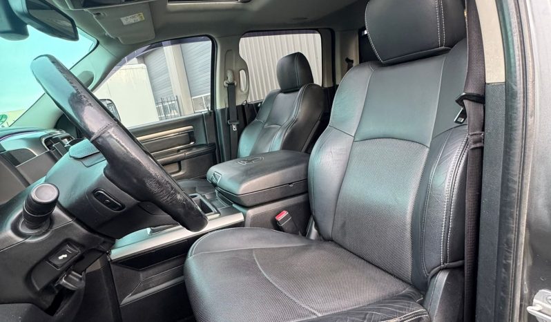 DODGE RAM 1500 5.7L V8 HEMI 4X4 401PK * SPORT * WIDE BODY * VERHOOGD * VERBREED * MORIMOTO KOPLAMPEN * CUSTOM UITLAATSYSTEEM * PPF SMOKE VERLICHTING * ROLBAR * LAGE BIJTELLING * LEDBAR * 22 INCH LICHTMETALEN SPORTVELGEN * ROLBAR * OFF ROAD BANDEN * vol