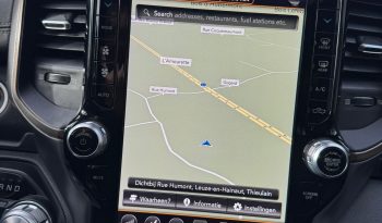 DODGE RAM 1500 5.7L HEMI 4X4 401PK V8 * SPORT * WIDE BODY * 22 INCH FUEL * MICKEY THOMPSON * TREINHOORN * ELEKTRISCHE TREEPLANKEN * CUSTOM CARBON STRIPING * MORIMOTO KOPLAMPEN *  B – E COMBINATIE * FIFTH WHEEL * GROOT SCHERM * KLEPPENDEMPER MET AFSTANDSBEDIENING * BOM VOL * vol