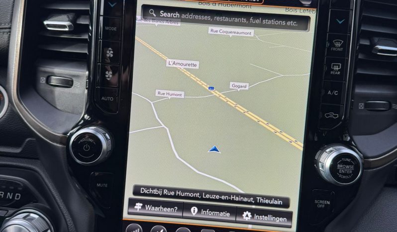 DODGE RAM 1500 5.7L HEMI 4X4 401PK V8 * SPORT * WIDE BODY * 22 INCH FUEL * MICKEY THOMPSON * TREINHOORN * ELEKTRISCHE TREEPLANKEN * CUSTOM CARBON STRIPING * MORIMOTO KOPLAMPEN *  B – E COMBINATIE * FIFTH WHEEL * GROOT SCHERM * KLEPPENDEMPER MET AFSTANDSBEDIENING * BOM VOL * vol