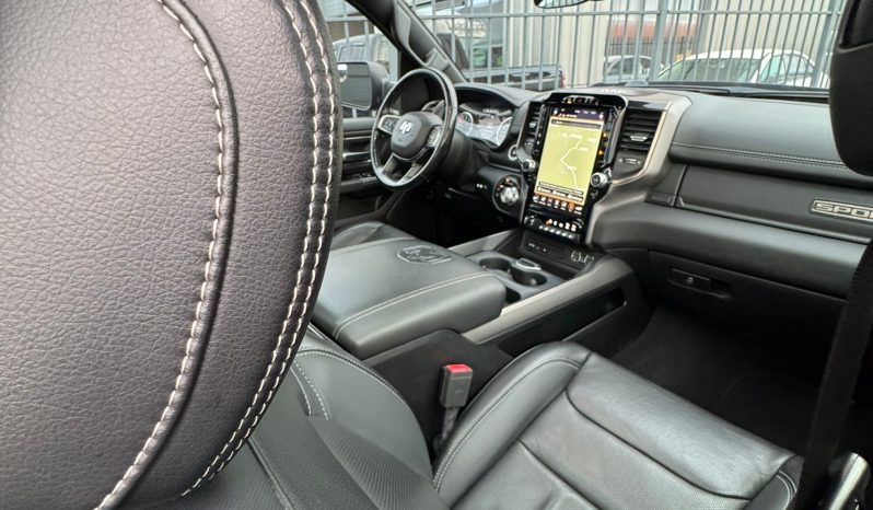 DODGE RAM 1500 5.7L HEMI 4X4 401PK V8 * SPORT * WIDE BODY * 22 INCH FUEL * MICKEY THOMPSON * TREINHOORN * ELEKTRISCHE TREEPLANKEN * CUSTOM CARBON STRIPING * MORIMOTO KOPLAMPEN *  B – E COMBINATIE * FIFTH WHEEL * GROOT SCHERM * KLEPPENDEMPER MET AFSTANDSBEDIENING * BOM VOL * vol