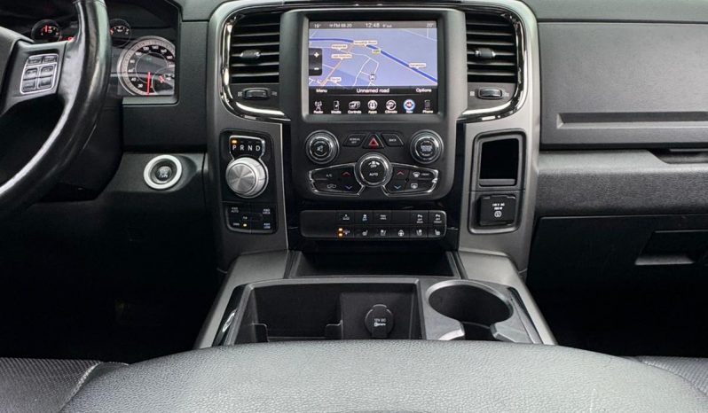 DODGE RAM 1500 5.7L HEMI 4X4 401PK V8 SPORT * FULL OPTION * PERFORMANCE HOOD * CUSTOM STRIPING * OPEN UITLAATSYSTEEM MET AFSTANDSB * AFSTAND START * 122 LITER LPG * CAMELEON VOORRAAM * TREKHAAK 3500 KG * LAGE BIJTELLING * vol