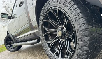 DODGE RAM 1500 5.7L HEMI 4X4 401PK V8 SPORT * FULL OPTION * PERFORMANCE HOOD * CUSTOM STRIPING * OPEN UITLAATSYSTEEM MET AFSTANDSB * AFSTAND START * 122 LITER LPG * CAMELEON VOORRAAM * TREKHAAK 3500 KG * LAGE BIJTELLING * vol