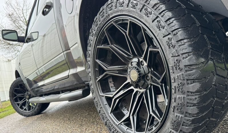 DODGE RAM 1500 5.7L HEMI 4X4 401PK V8 SPORT * FULL OPTION * PERFORMANCE HOOD * CUSTOM STRIPING * OPEN UITLAATSYSTEEM MET AFSTANDSB * AFSTAND START * 122 LITER LPG * CAMELEON VOORRAAM * TREKHAAK 3500 KG * LAGE BIJTELLING * vol