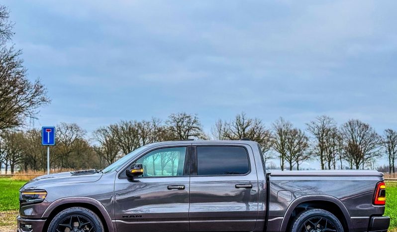 DODGE RAM 1500 5.7L HEMI 4X4 401PK V8 * LIMITED EDITION * PRACHTIGE KLEUR COMBINATIE * FULL OPTION * SPLIT TAILGATE * 122 LITER PRINS LPG * 22 INCH 4 – PLAY * BLACK-OPPS UITVOERING * DIGITALE CAMERA SPIEGEL * HEAD – UP DISPLAY * SUPER DIKKE PICK-UP * vol