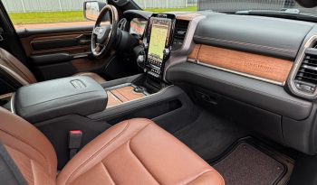 DODGE RAM 1500 5.7L HEMI V8 4X4 * LONGHORN EDITION * BOM VOL * UNIEK * PRACHTIGE CONDITIE * PATRIOT BLUE METALLIC * NIEUWSTAAT * 22 INCH 4-PLAY BREEDSET * SPLIT TAILGATE * ELEKTRISCHE TREEPLANKEN * AFSTAND START * LUCHTVERING * GROOT SCHERM * 360 CAMERA * vol