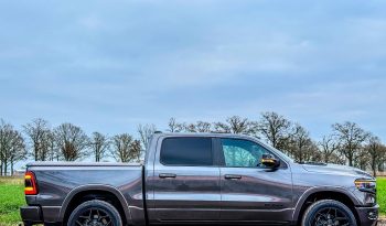 DODGE RAM 1500 5.7L HEMI 4X4 401PK V8 * LIMITED EDITION * PRACHTIGE KLEUR COMBINATIE * FULL OPTION * SPLIT TAILGATE * 122 LITER PRINS LPG * 22 INCH 4 – PLAY * BLACK-OPPS UITVOERING * DIGITALE CAMERA SPIEGEL * HEAD – UP DISPLAY * SUPER DIKKE PICK-UP * vol
