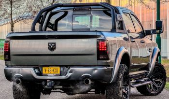 DODGE RAM 1500 5.7L V8 HEMI 4X4 401PK * SPORT * WIDE BODY * VERHOOGD * VERBREED * MORIMOTO KOPLAMPEN * CUSTOM UITLAATSYSTEEM * PPF SMOKE VERLICHTING * ROLBAR * LAGE BIJTELLING * LEDBAR * 22 INCH LICHTMETALEN SPORTVELGEN * ROLBAR * OFF ROAD BANDEN * vol