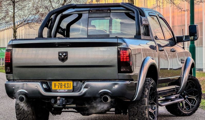 DODGE RAM 1500 5.7L V8 HEMI 4X4 401PK * SPORT * WIDE BODY * VERHOOGD * VERBREED * MORIMOTO KOPLAMPEN * CUSTOM UITLAATSYSTEEM * PPF SMOKE VERLICHTING * ROLBAR * LAGE BIJTELLING * LEDBAR * 22 INCH LICHTMETALEN SPORTVELGEN * ROLBAR * OFF ROAD BANDEN * vol