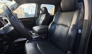 DODGE RAM 1500 5.7L HEMI V8 4X4 * SPORT * WIDE BODY * BLACK-OPPS * BOM VOL * 20 INCH LICHTMETALEN SPORTVELGEN * OFF ROAD BANDEN * CUSTOM CARBON F1 PERFORMANCE STUUR * CARVEN UITLAATSYSTEEM * SUPER DIK GELUID * PERFORMANCE REMMEN * vol