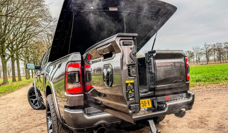 DODGE RAM 1500 5.7L HEMI 4X4 401PK V8 * LIMITED EDITION * PRACHTIGE KLEUR COMBINATIE * FULL OPTION * SPLIT TAILGATE * 122 LITER PRINS LPG * 22 INCH 4 – PLAY * BLACK-OPPS UITVOERING * DIGITALE CAMERA SPIEGEL * HEAD – UP DISPLAY * SUPER DIKKE PICK-UP * vol