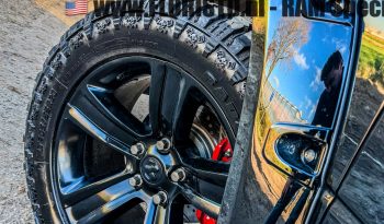 DODGE RAM 1500 5.7L HEMI V8 4X4 * SPORT * WIDE BODY * BLACK-OPPS * BOM VOL * 20 INCH LICHTMETALEN SPORTVELGEN * OFF ROAD BANDEN * CUSTOM CARBON F1 PERFORMANCE STUUR * CARVEN UITLAATSYSTEEM * SUPER DIK GELUID * PERFORMANCE REMMEN * vol