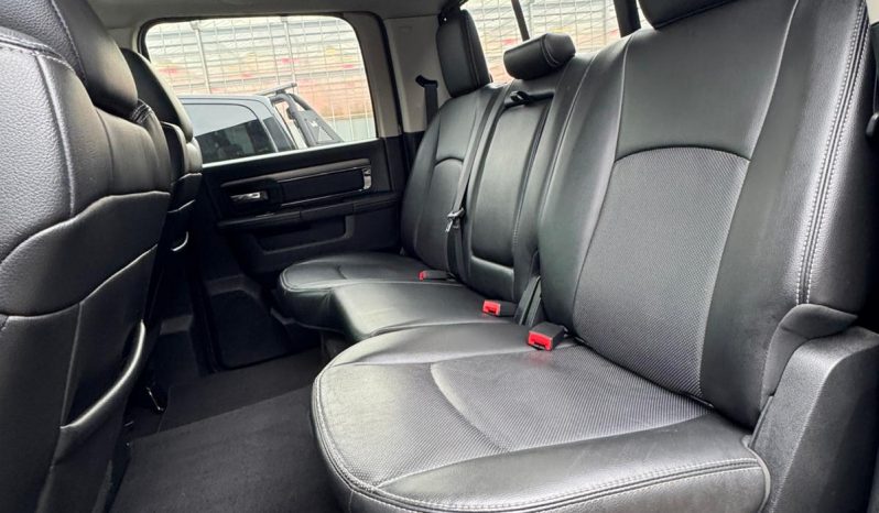 DODGE RAM 1500 5.7L HEMI 4X4 401PK V8 SPORT * FULL OPTION * PERFORMANCE HOOD * CUSTOM STRIPING * OPEN UITLAATSYSTEEM MET AFSTANDSB * AFSTAND START * 122 LITER LPG * CAMELEON VOORRAAM * TREKHAAK 3500 KG * LAGE BIJTELLING * vol