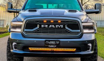 DODGE RAM 1500 5.7L V8 HEMI 4X4 401PK * SPORT * WIDE BODY * VERHOOGD * VERBREED * MORIMOTO KOPLAMPEN * CUSTOM UITLAATSYSTEEM * PPF SMOKE VERLICHTING * ROLBAR * LAGE BIJTELLING * LEDBAR * 22 INCH LICHTMETALEN SPORTVELGEN * ROLBAR * OFF ROAD BANDEN * vol