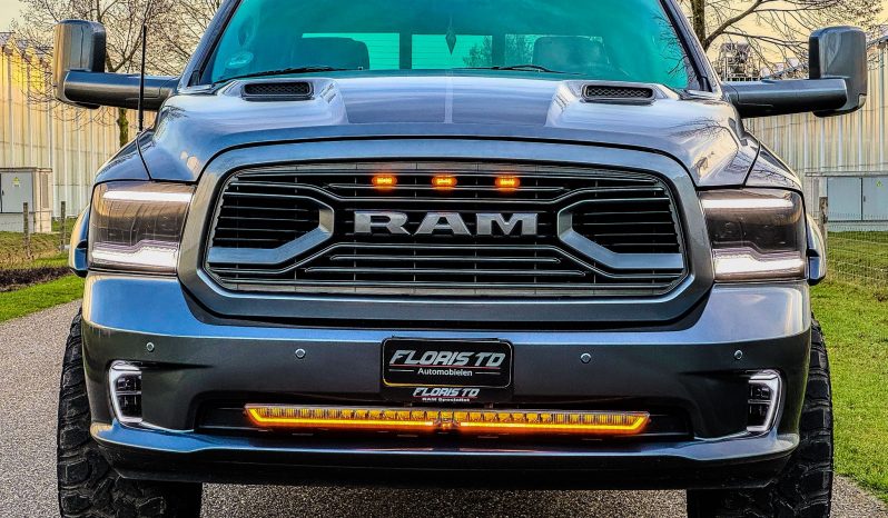 DODGE RAM 1500 5.7L V8 HEMI 4X4 401PK * SPORT * WIDE BODY * VERHOOGD * VERBREED * MORIMOTO KOPLAMPEN * CUSTOM UITLAATSYSTEEM * PPF SMOKE VERLICHTING * ROLBAR * LAGE BIJTELLING * LEDBAR * 22 INCH LICHTMETALEN SPORTVELGEN * ROLBAR * OFF ROAD BANDEN * vol
